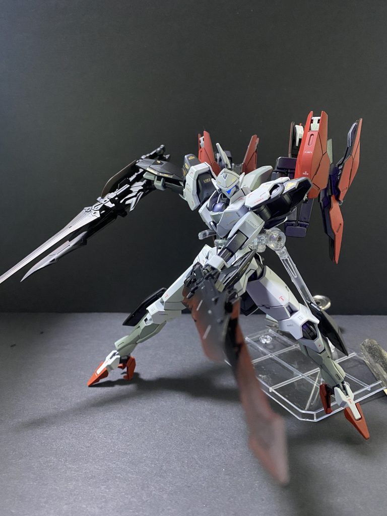 舞うように繰り出される斬撃。