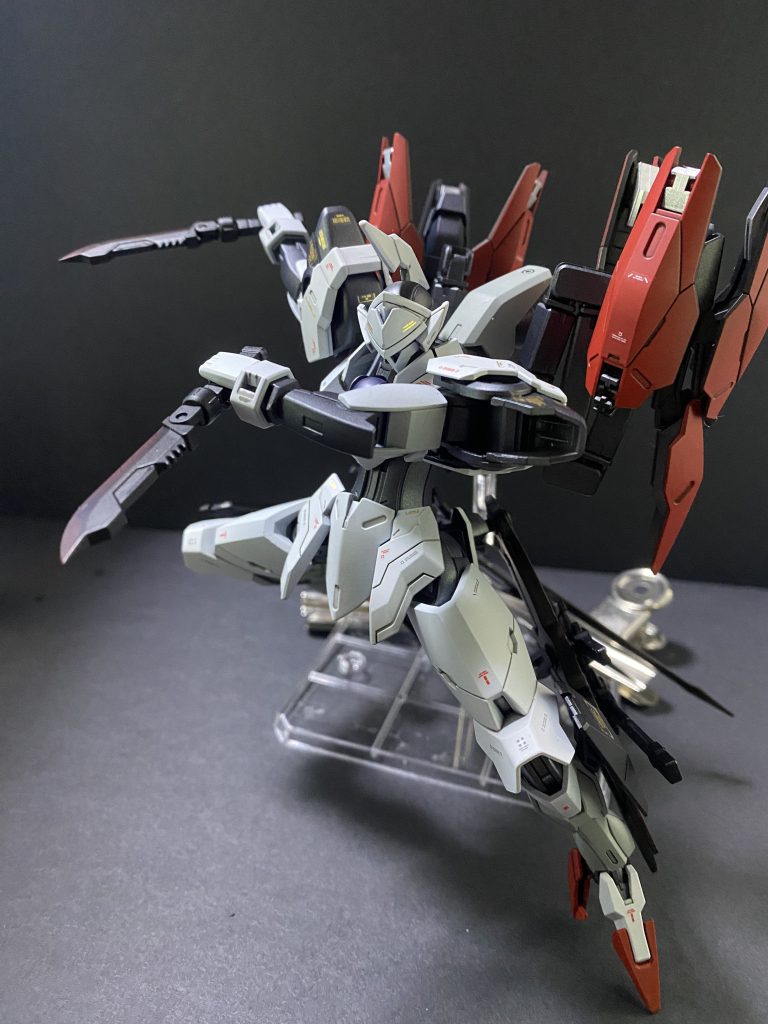 ナイフを用いた接近戦。ここまでが表向きのコンセプト。本機の本来の目的、本性と言える姿がこちら↓