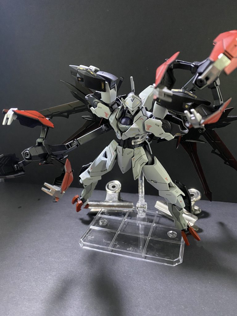 「クリーチャーモード」本機の裏の姿背部ビームブレイサーを展開し悪魔の腕背部実体剣を展開することにより悪魔の翼を持った怪物を模す形態に変身する。