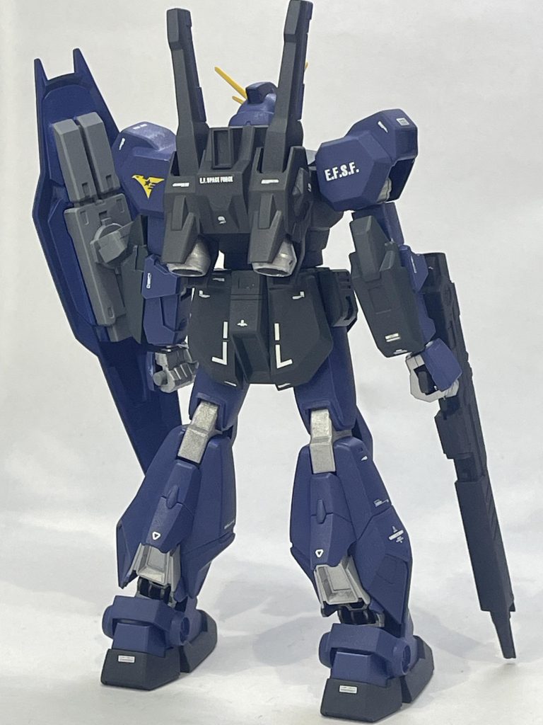 武装がガンダムMkⅡに似ているなと思って考えた塗装でしたが、想像以上にそっくりで見分けがつかなくなってしまった。