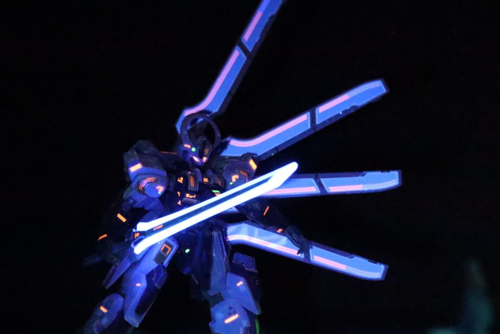 昔買った限定の蛍光ピンク？のデカールがあったので、それを使って。ブラックライトで光らせてみたら、ヤミツキ！