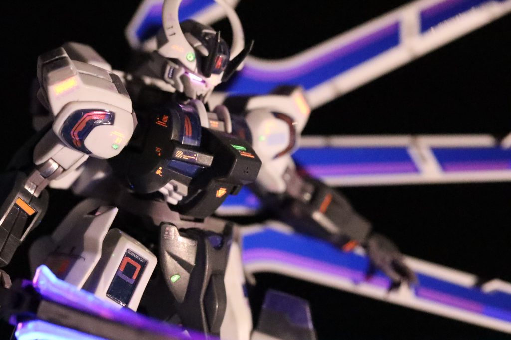 基本的には成型色のままで、ワンポイントの塗装をして、うっすらとウェザリングマスターをエッジにのせています。