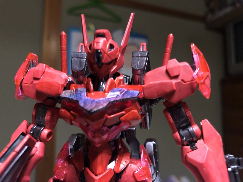 1番くじ景品のガンプラにはインモールドパーツが付いてないのでトランザムホロレッドで塗っときました。