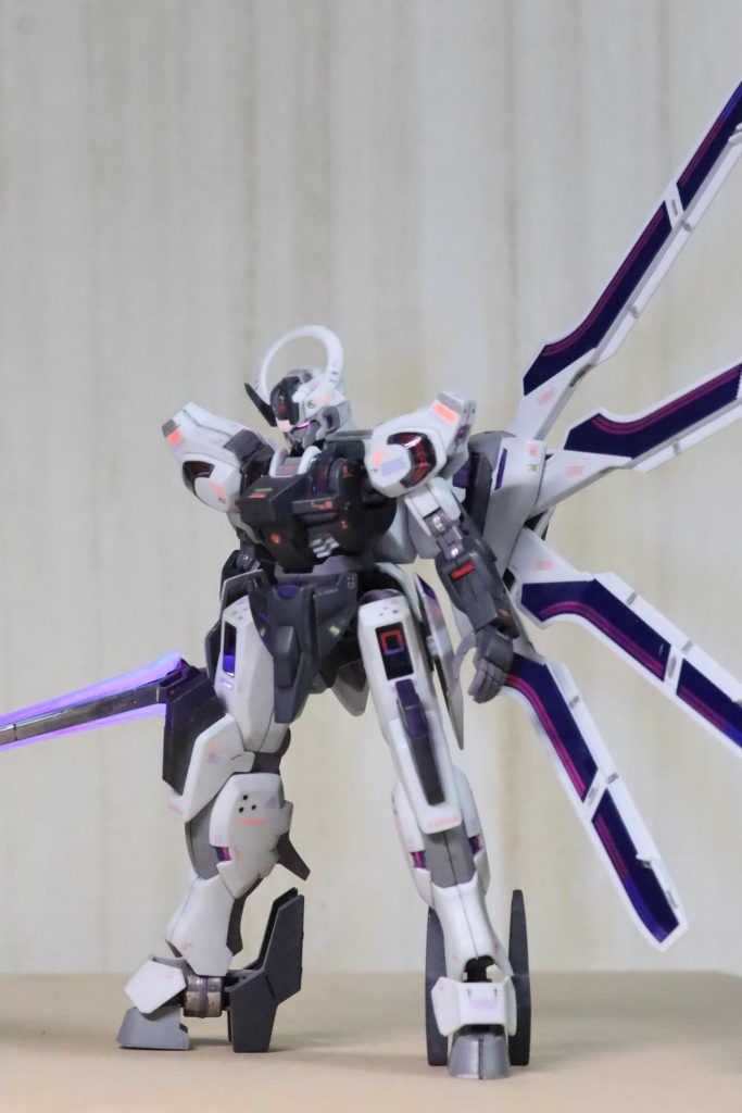 白・黒：成型色。灰：ファレホ（モデルカラー）・ミディアムシーグレー紫：成型色、グリーンスタッフワールド（メタルカラー）・バイオレット銀（関節・剣）：ガンダムマーカー・メッキシルバー桃（眼）：ガンダムマーカー・メタリックピンク、その上に、ガイアカラー・蛍光クリアー金（スリット）：タミヤ（エナメル）・チタンゴールドとガイアカラー（エナメル）・蛍光イエローの混色ピンクのラピーテープデカール：ハイキューパーツ・蛍光ピンク、パステルピンク、パステルバイオレット、ブルー　タミヤ・ウェザリングマスター