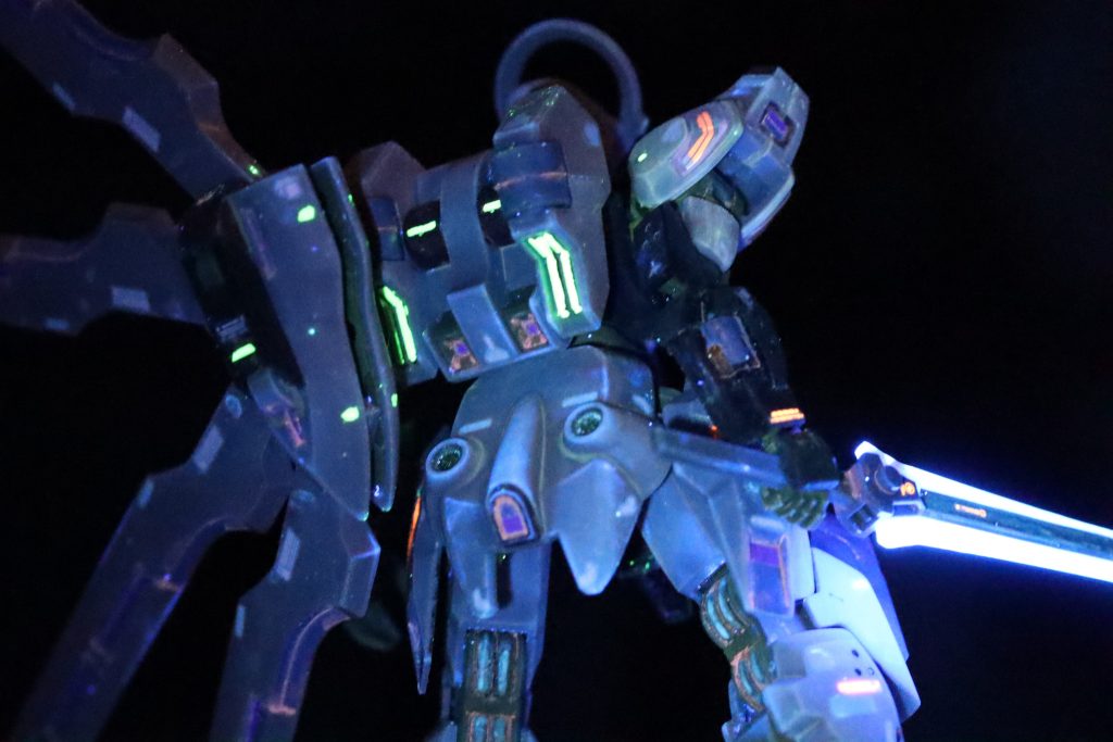 こんなにブラックライトの発光が綺麗なら、ラピーテープではなく蛍光ピンクを塗った方がよかったかも！？