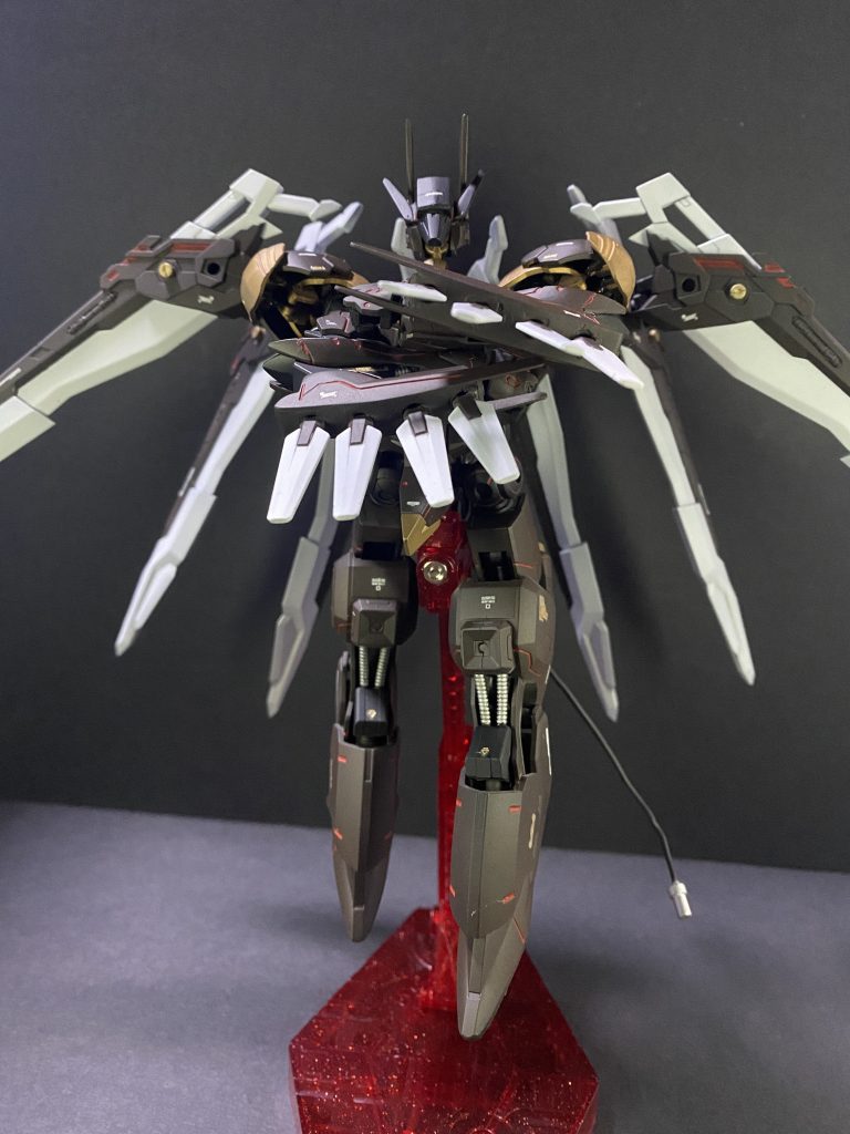 鉄血の世界の技術者が、異世界の火星の技術とエネルギーを入手し組み上げた機体。ガンダムフレームを使用したモビルスーツではあるが他の機体とは一線を画する性能を持つ。元ネタ的に腕組みは必須ですよね・・・！