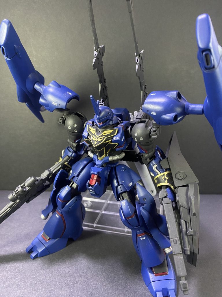 装甲の下の空きスペースに無理やりサイコフレームをただ積んだだけなので、仕様としてはユニコーンガンダムよりはナラティブガンダムC型装備に近いイメージ。