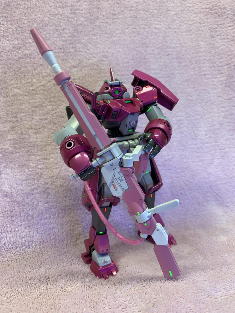 エネルギーパイプはピンクの糸を巻き付けてみました。ロングライフルはつや消し通常塗装です。意外と武器の塗り分けが面倒でした。