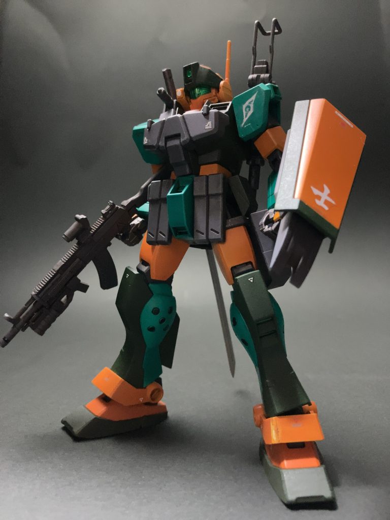 ジムスナイパーII（ホワイトディンゴ隊仕様）とジムスナイパーK9とミキシング。特徴のスナイパーライフルを外して、『兵士』感を意識して制作致しました。ライフルはコトブキヤパーツのマシンガンを使っています。