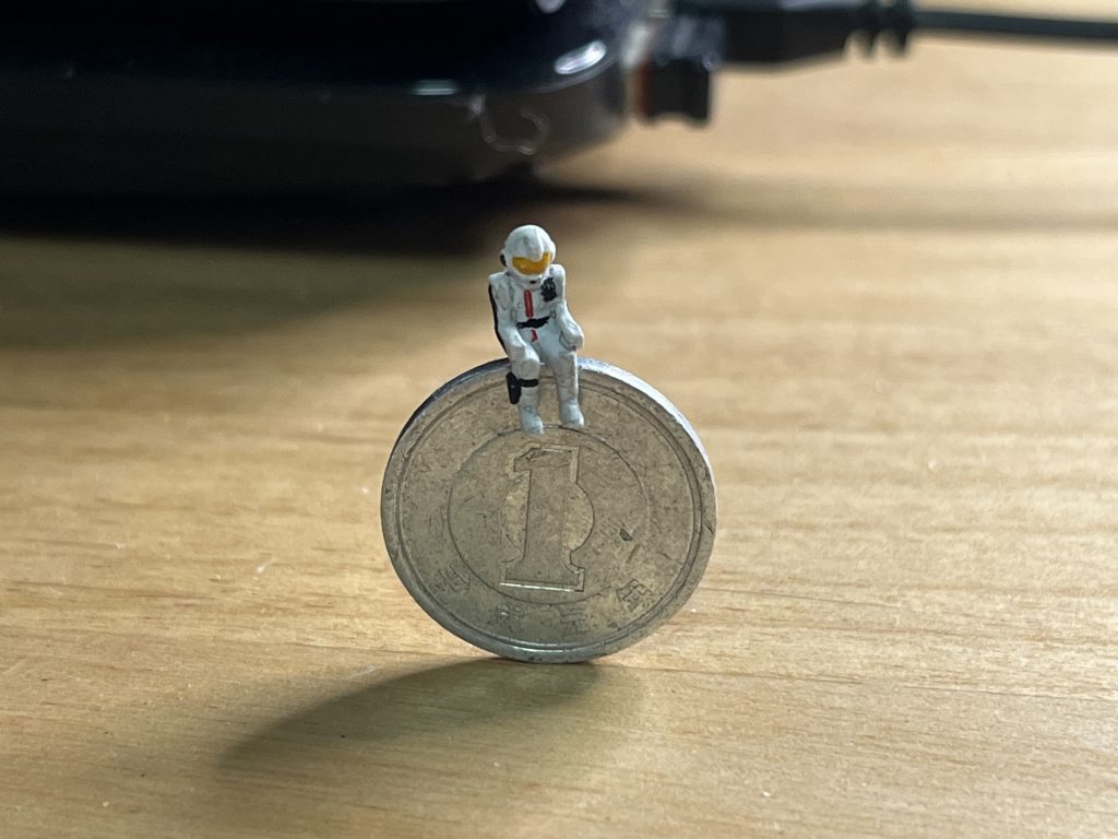 あ、アムロも塗装したんですが、コクピットに座らせたら足しか見えないという、、笑