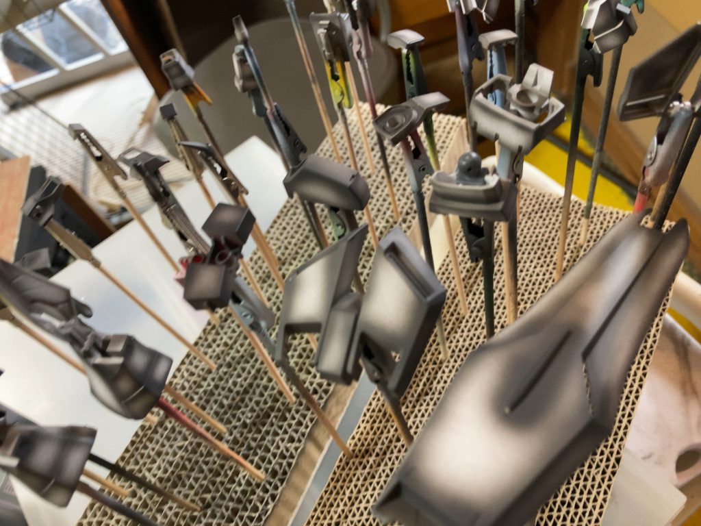 白部のグラデーションは下塗りせずエッジ、モールドのみにシャドウを塗ってメインカラーで立ち上げています。面の中心に成型色のホワイトを残す事で吹き付け過ぎを予防できるのと、成型色を含めた3色のグラデーションを自然に立ち上げるのが狙いでした。