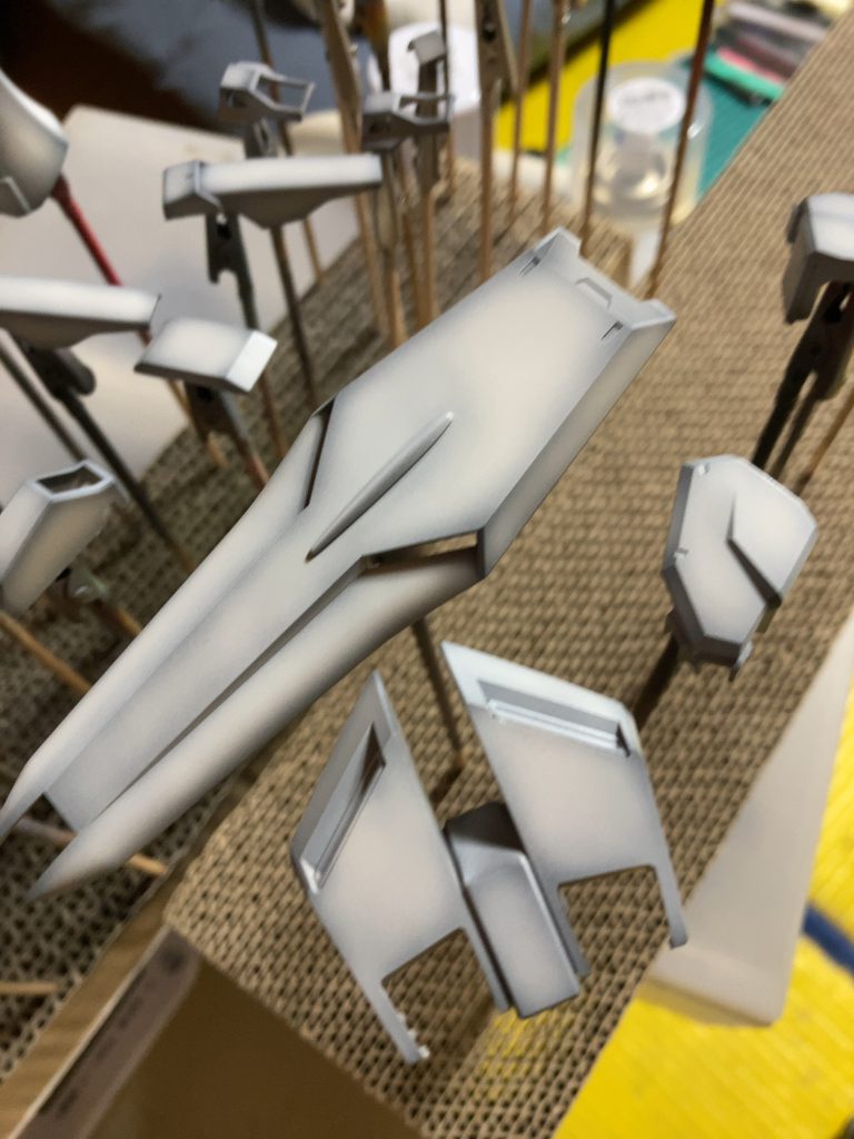 2色しか使っていなくても結果的にジャーマングレー、ライトグレー、成型色ホワイトの3色グラデーションが楽に出来ました。いやしかし、紛うことなき神キットでした。バンダイの英智でした。感動です😭激推しです👍フィンファンネル無くても大満足でした♨️