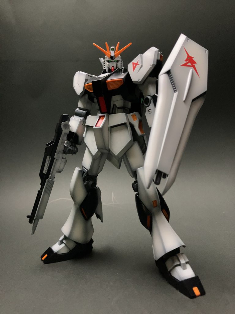 キットの説明と致しまして、フィンファンネル、ニューハイパーバズーカ、ビームサーベルの刃はついていません。ランナーはゲートが無くもぎ取れるので極論、ニッパーが無くても作れます。塗らなくても色分けもキッチリされていて、パーツ構成も関節周りは後ハメが標準仕様となっており塗装しやすく、ランナー跡もハメたら隠れる場所が多く、脚部と頭部はワンパーツ。組み立てただけでカッコよく仕上がる工夫が随所に仕組まれています。これでなんと税込1000円!コストパフォーマンスの権化!