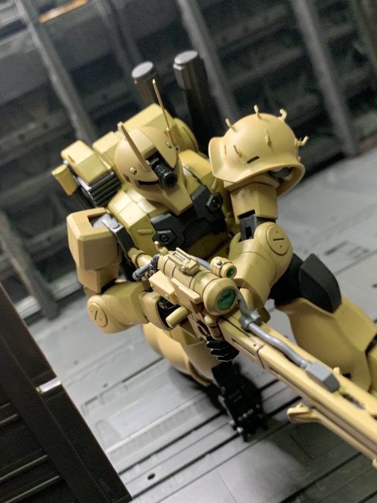 劇中のファットアンクル改からの支援狙撃をイメージして1枚モノアイ部(狙撃センサー)を大型化、左側頭部のロッドアンテナは真鍮線に、左肩のショルダーアーマに設置にされた懸架用フックはAFVモデルのジャンクパーツから、スコープ上のサイトとバイポッドはリトルアーモリーから使用しました。しかし、胸部と肩部の懸下フックについては設置できておりません…泣(ファットアンクル改からの狙撃シーンを再現したジオラマを作ろうと思っているのですが、劇中で使用していた固定ベルトを再現するのに納得いく部品が見つかっていないので、懸下フックは設置できてません…いつかは付けたいなぁ…いや、付けます…)