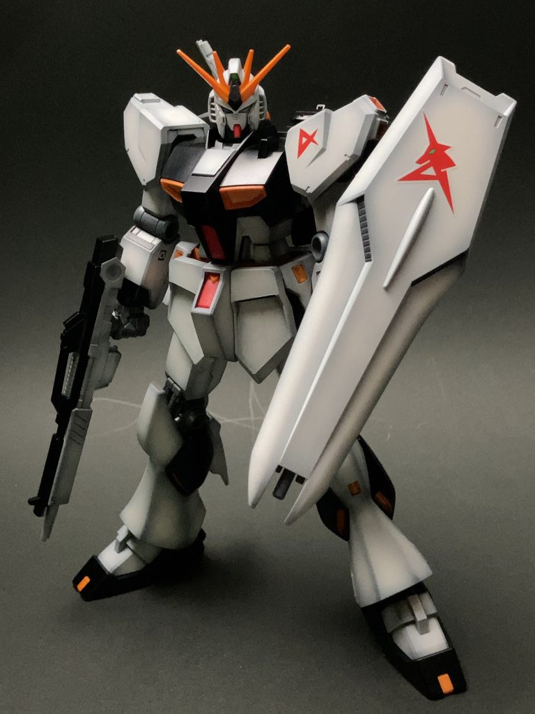 白部🤍エッジにジャーマングレー→ライトグレーで立ち上げ黒部◼️プリズムブルーブラック黄色部🟡成型色にクリアブラウンでシャドウ入れグレー部🩶成型色にクリアブラックてシャドウ入れ→つや消しクリア赤部🍎無塗装仕上げは水性プレミアムトップコートつや消し