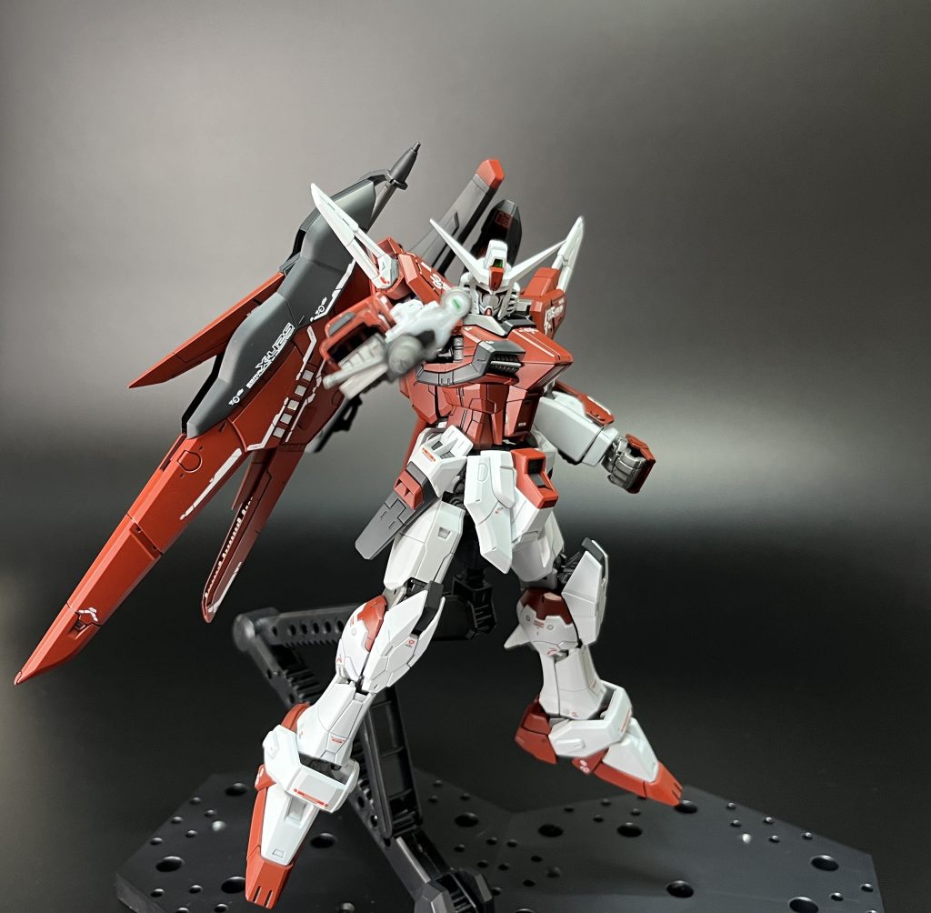 塗装はエアブラシで行なってます。サフは白の部分にはガイアノーツのサーフェイサーEVO、その他の部分にはガイアノーツのサーフェイサーEVOブラックを使いました。赤の部分はガイアノーツのプレミアムレッドを使って赤黒い感じにしようと思ったんですが、想像以上に茶色になってしまいまして。どうにもならなかったのでクレオスのニムバスレッドを重ねて塗ったら、どうにか見れる色に。パーツ単体だと不安しかありませんでしたが、組んでみると思ったよりまとまってくれてよかったです。