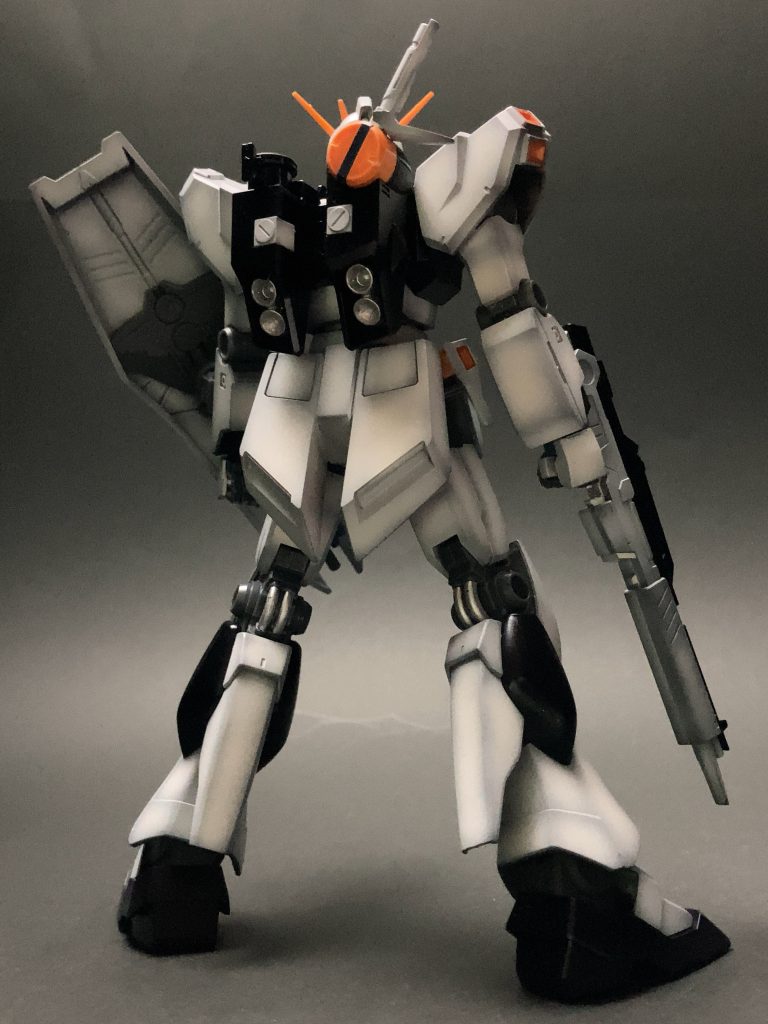 背部②写真の撮り方もありますが、プリズムブルーブラックのプリズム感はあまり出せませんでした💧バーニア、関節パイプはクレオス8番シルバーを筆塗り。