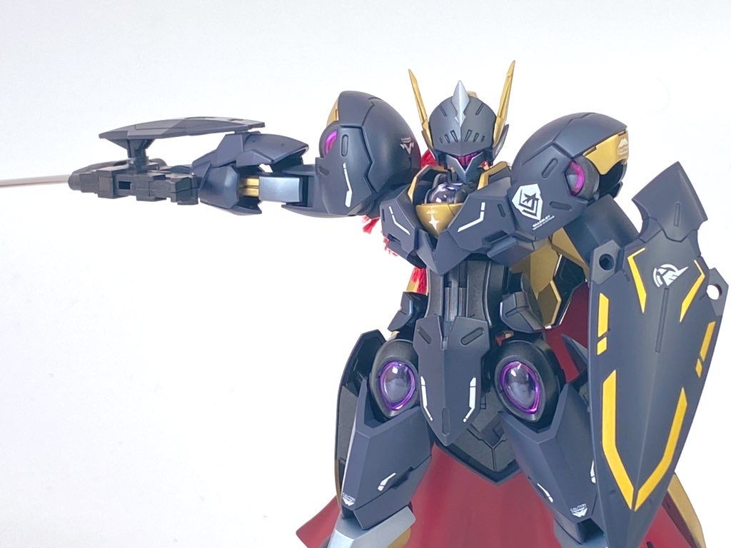 ミカエリスは腰から下がかなりスラっとしたデザインなので、好みのちょいマッシブな体型に見えるよう下半身を中心にアーマー状のパーツを追加しています。腰に追加したサイドアーマーがお気に入り