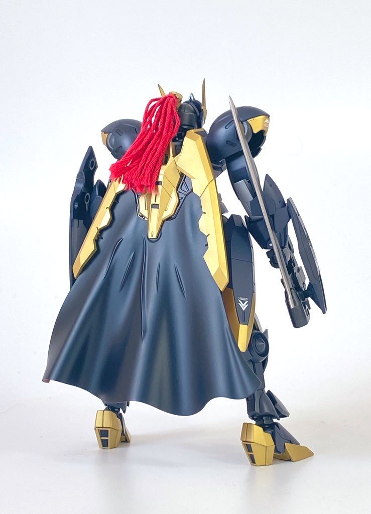 騎士と言えばマントなのでマントの追加と元々騎士っぽい頭部を違ったデザインの騎士兜に見えるようミシン糸で自作した房を追加したりしました。