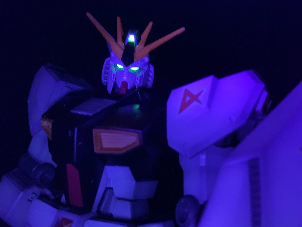 カメラ類は蛍光グリーンを筆塗り🟢ブラックライトで発光🔦