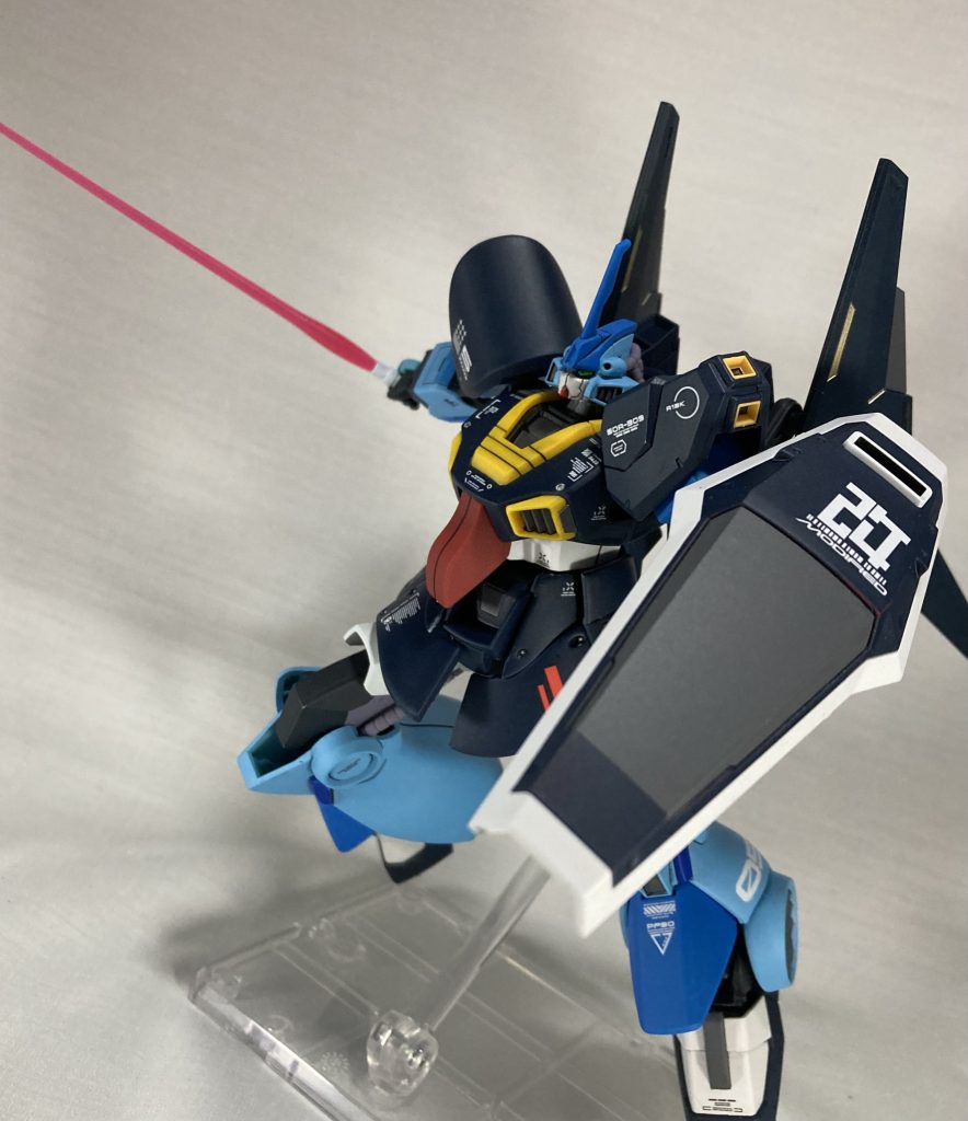 シールド裏にマウントしてあるビームサーベル、ナギナタよりも個人的にはこっちのが好きかも