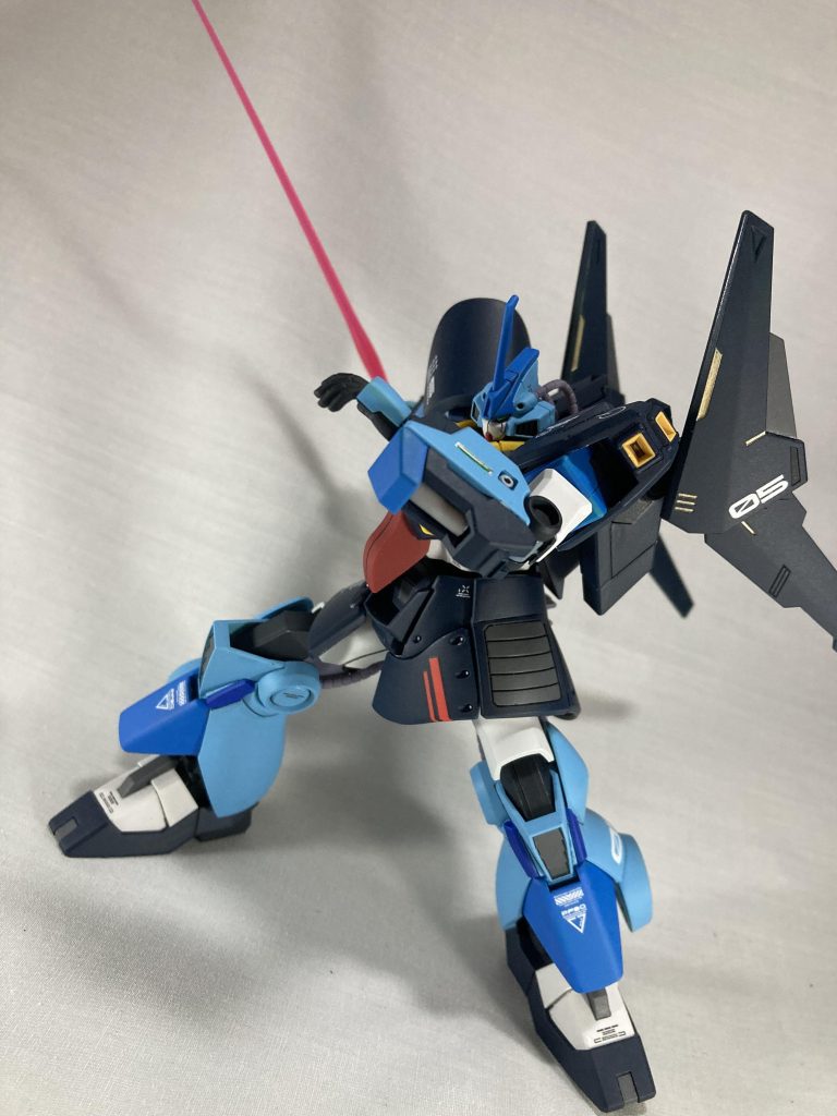 足首は接続方法を変えて、足首の間に30MMの足の付け根を挟んで可動域を広げつつ身長をアップあとなんとなくフロントスカートに入れた赤ラインが結構お気に入り