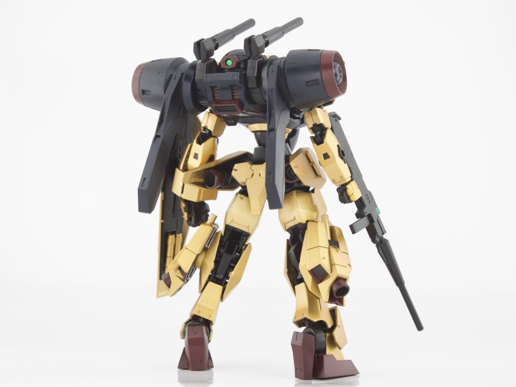 同時期に発売したデミバーディングが高機動型の素材として良さそうだったのでミキシング。バックパックが「百式改」にしか見えなかったのと、ガンヴォルヴァを金色にするのは定番ネタみたいなとこあったので、今回はあえて王道に乗ってみました。