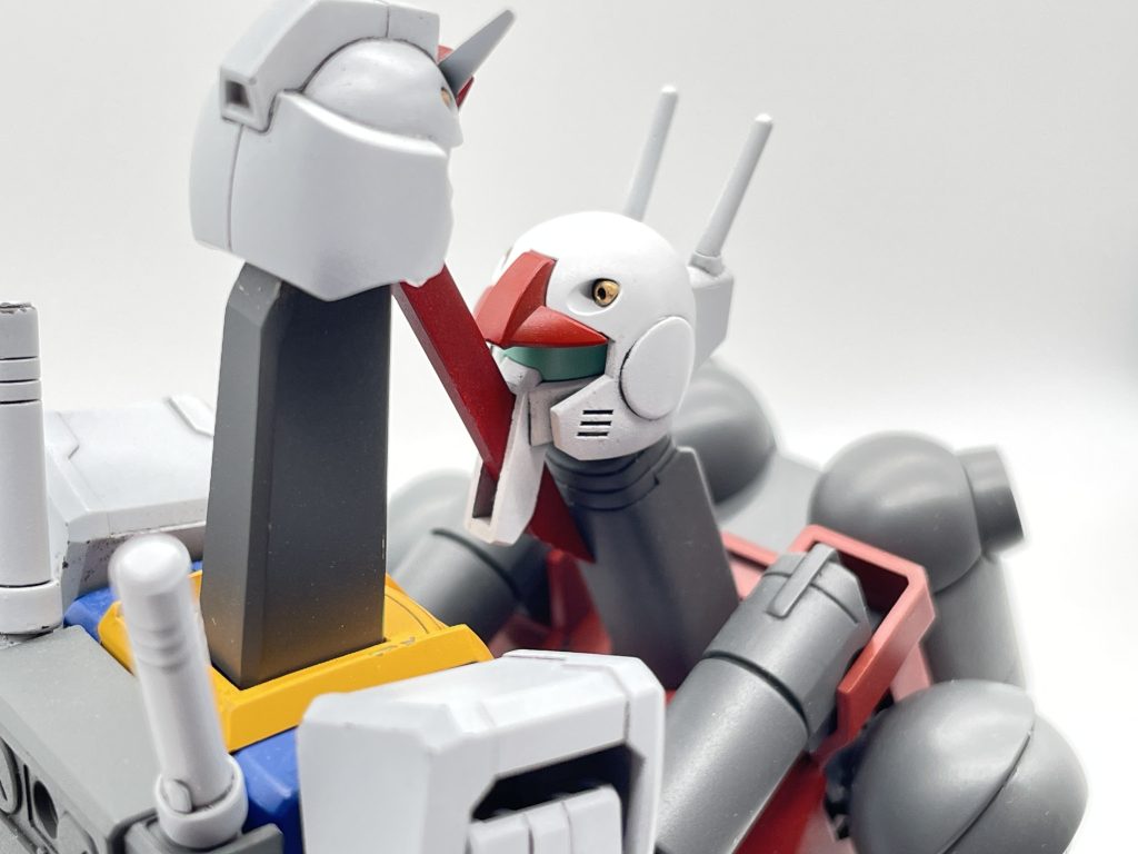 ガンダムの唇を受け入れる事が出来ます。