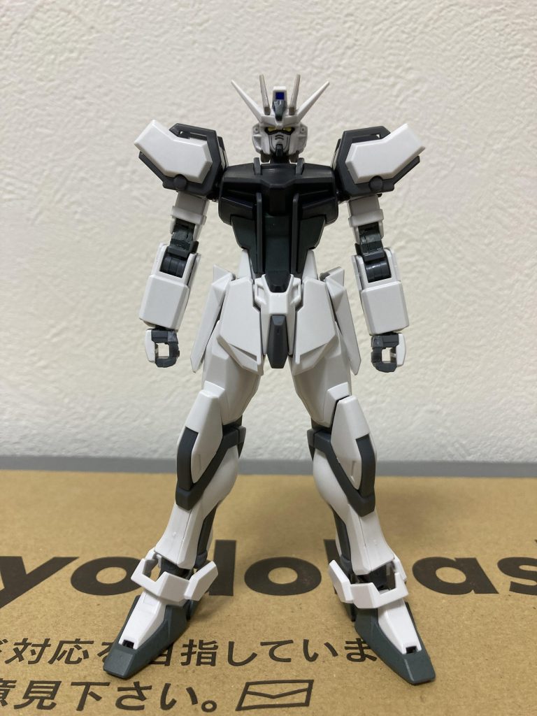 前面赤いパーツジオングレー青いパーツにはファントムグレーを使い、アンテナの黄色い部分はサーフェイサーの色を使ってみました。