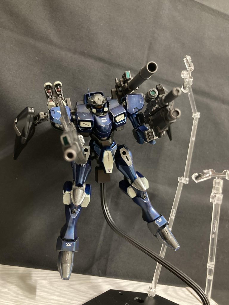 水星の魔女外伝…。本編では語られていないが抹消されたとされる強化人士達…。しかし、焼きとうもろこしを逃れ逃げ出した強化人士がいた。地球の研究所から逃げ出した強化人士はザウォートヘヴィを強奪しその後フォルドの夜明けのキャンプ地に辿り着くことになる。自分を抹消しようとした者たちに復讐しようとフォルドの夜明けに傭兵として闘いに身を投じていく。コードネームはレイヴン、識別コードは263F。彼が強奪した機体はアーシアンに取ってはハイスペック機体で且つ彼の強化人士としての技量もあり戦績を上げていく。その為、王子からも直接的な援助も受ける事が出来、ファラクトの予備パーツなどを秘密裏に取得・アセンブルすることで更なる力を手に入れる事になる。ガンド技術は使えないがドローン技術を応用させビットを一度に4つまで展開する事が可能になった。その後も各地の紛争地でブルーのザウォートが多種多様の武装で目撃されたとスペーシアンサイドにも報告がされている。尚、本編最終クワイエットゼロでの戦闘が起きていた際は超距離ロングライフルのスコープでクワイエットゼロの戦域を眺めていたとかいないとか。