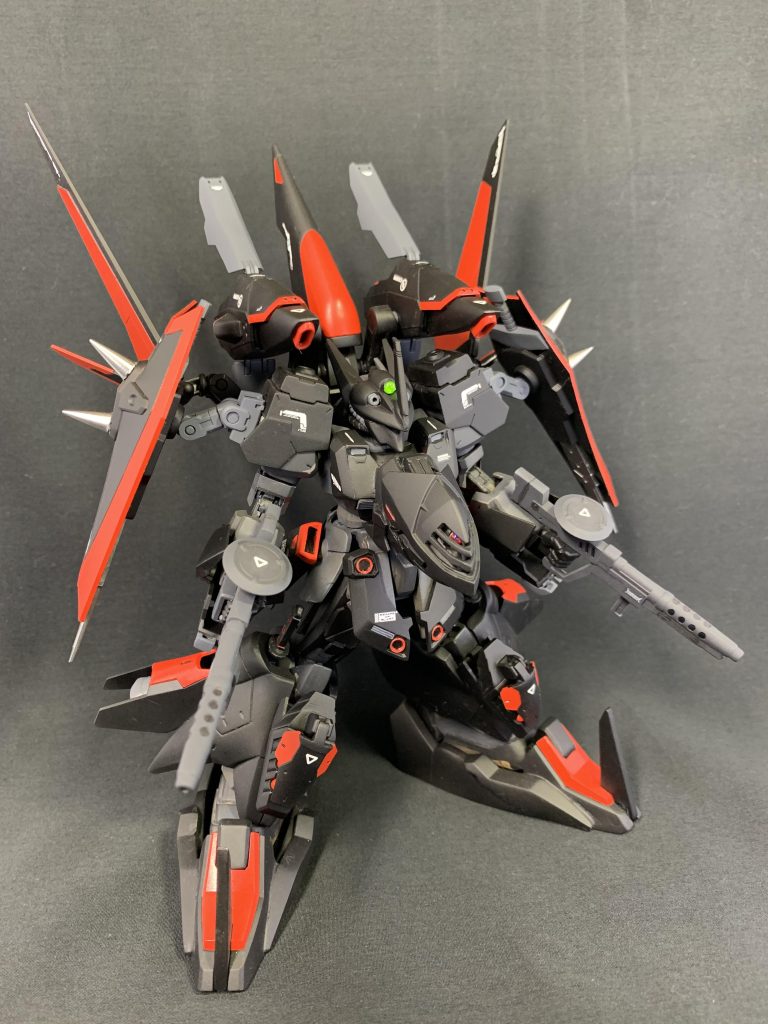 正面。スケールやブランドを問わず、あらゆるプラモを使い外装や武装を製作しました。