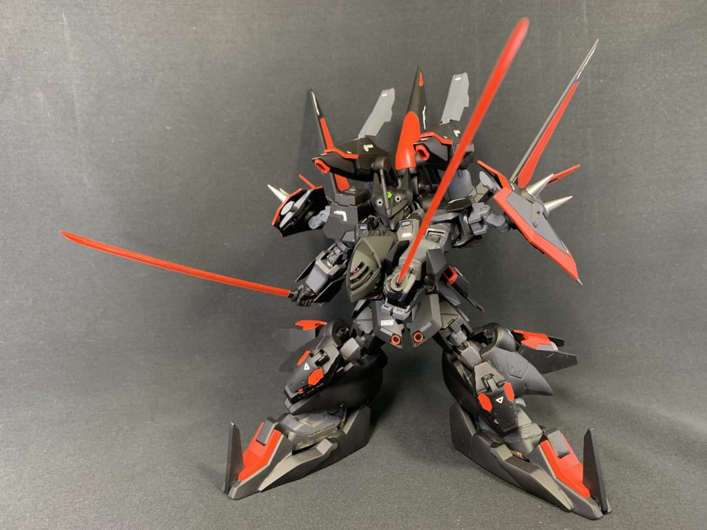 ビームカタナ。その名の通り刀身が日本刀のようになったビームサーベルです。通常のビームサーベルよりも出力が高く、溶断性が高いという設定。普段は両脹脛のアーマーに収納されています。