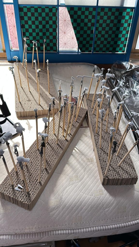 この部分の塗装だけで半日かかりました。HGでこれではMGクラスは1日がかりになりそうです。