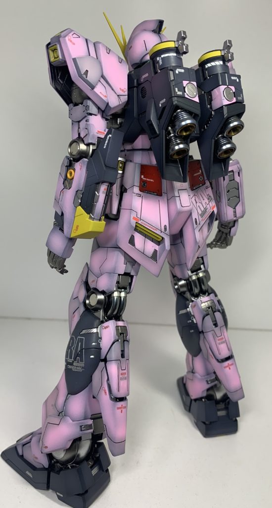 イエロー部分はいつもゴールドばかりだったので今回は調色したイエローにしました。肘、膝関節にメタルパーツ のリベットを取り付けてます。改修できる人本当尊敬します、自分もできる様になりたいと思いながらも時間的にも諦めてます苦笑