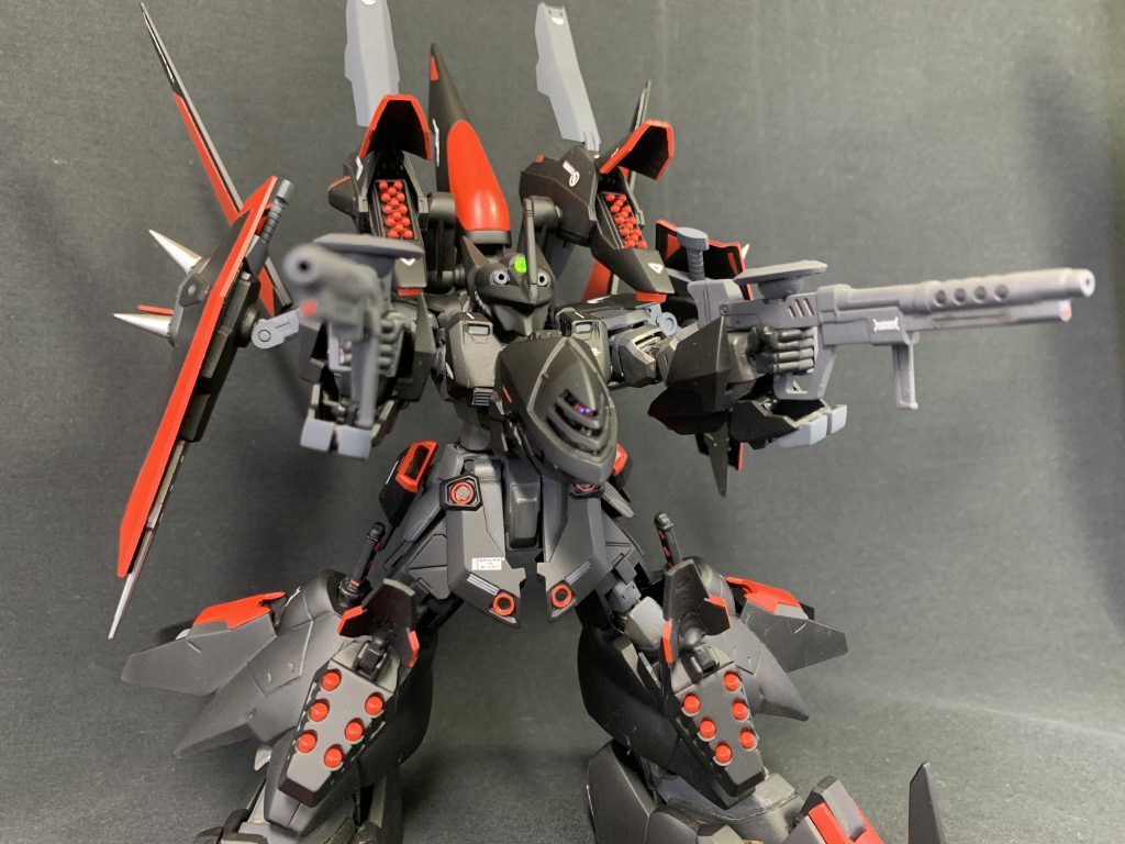 フルウェポンファイア。メイン武装は2丁のビームマシンガン。更にバックパックと膝アーマーのハッチを開き、ミサイルを斉射します。