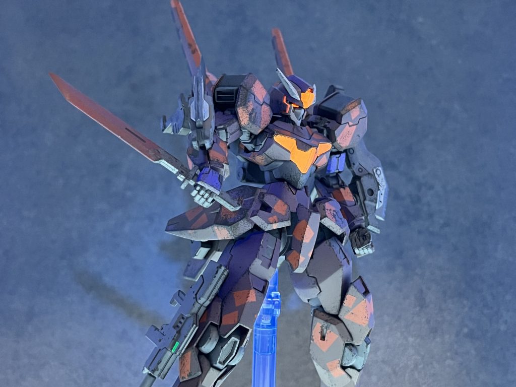 今作も蛍光塗料を採用しました。