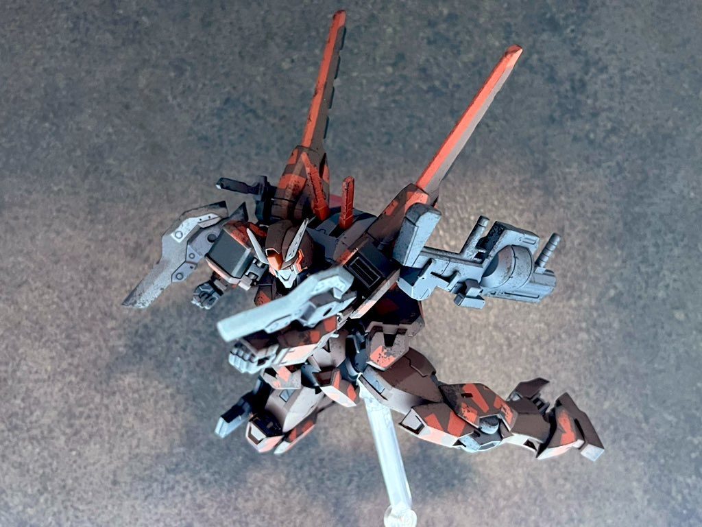 両腕部には近接武装を採用。本家のアリゲートルはマチェットナイフ用のナイフシーツですが、こちらはそのまま打突する仕様になっています。