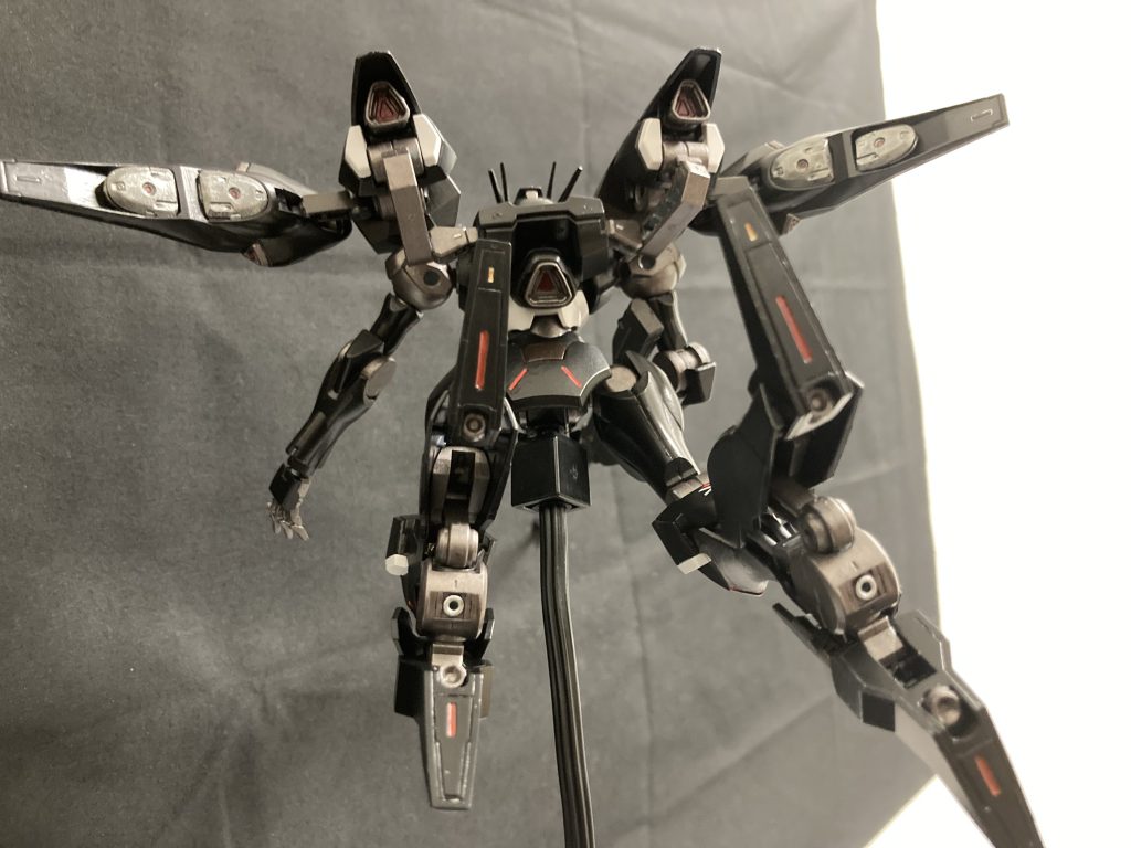 関節等は焼き鉄色塗装。後ろからのショットは重厚感あってこれも良い感じ。