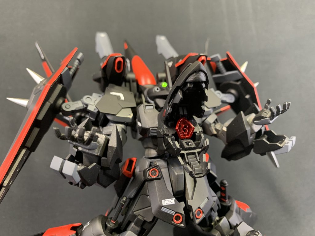 【殲滅砲口ヴァルダギオン】口を象った胸部が開口し放出される高威力のビーム砲。自身のエネルギー全てを放出し、竜が炎を吐くかの如く、その眼に映る物全てを焼き払う……。