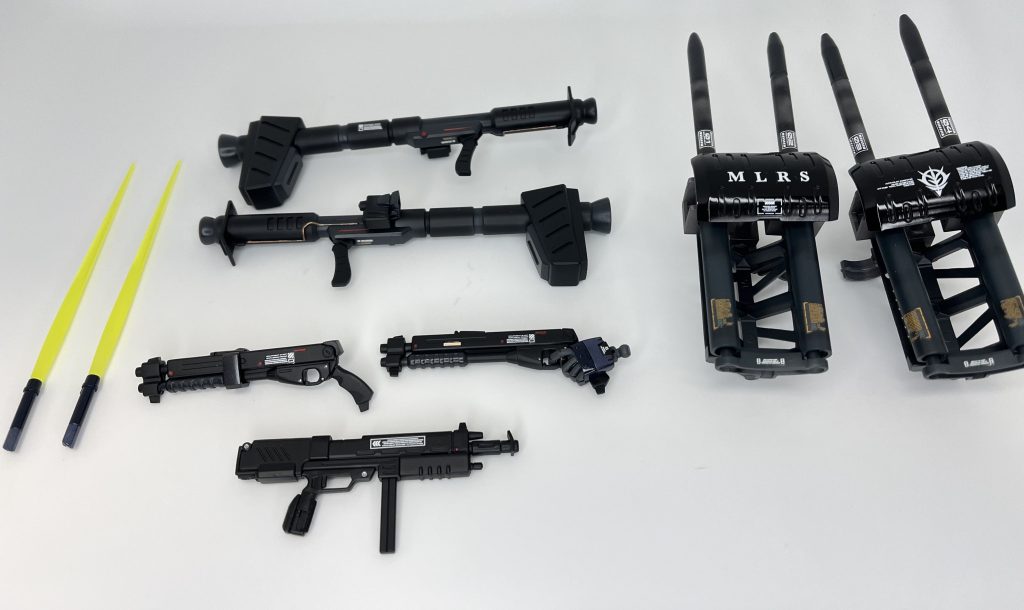 付属品の武器と、手作りMLRS時代的に90MMマシンガンをリックドム2から貰い加工して入れてみました😃