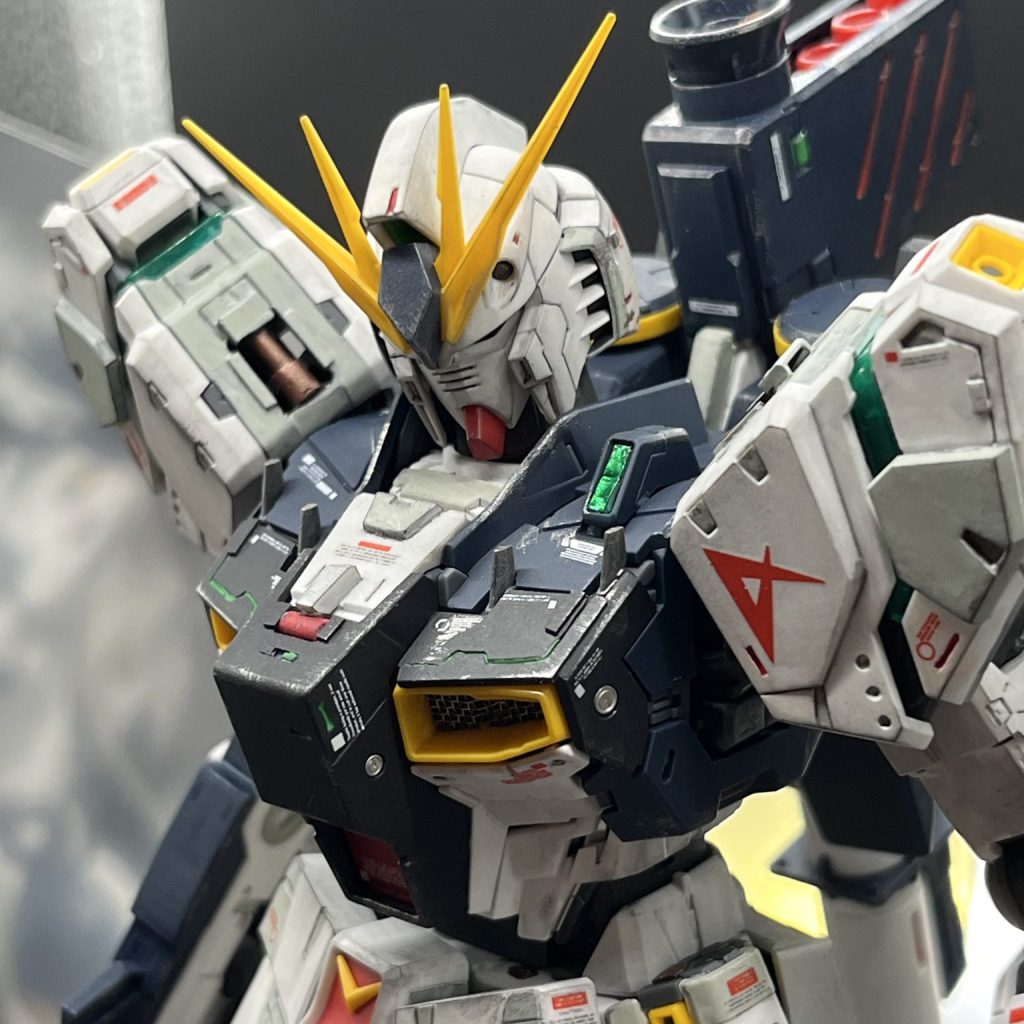 MG νガンダム全塗装完成品ジオラマ風台座付 ガンプラ