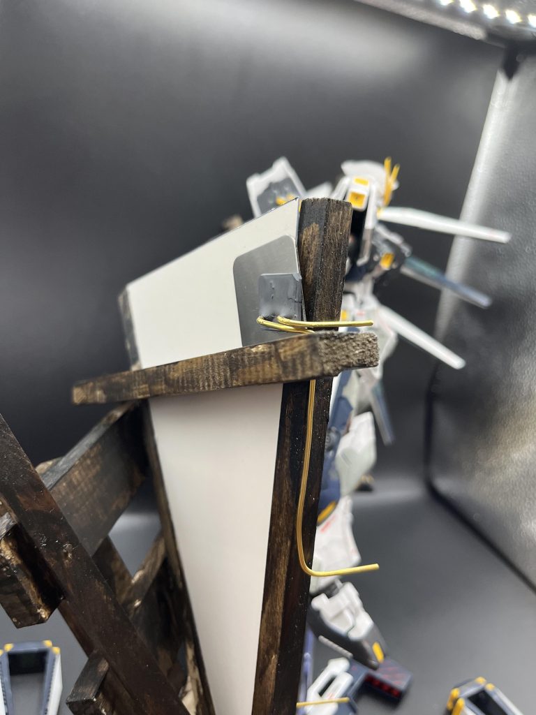 ファンネルを真鍮線に差し込んで飾れます。真鍮線は磁石で取り外しできます。