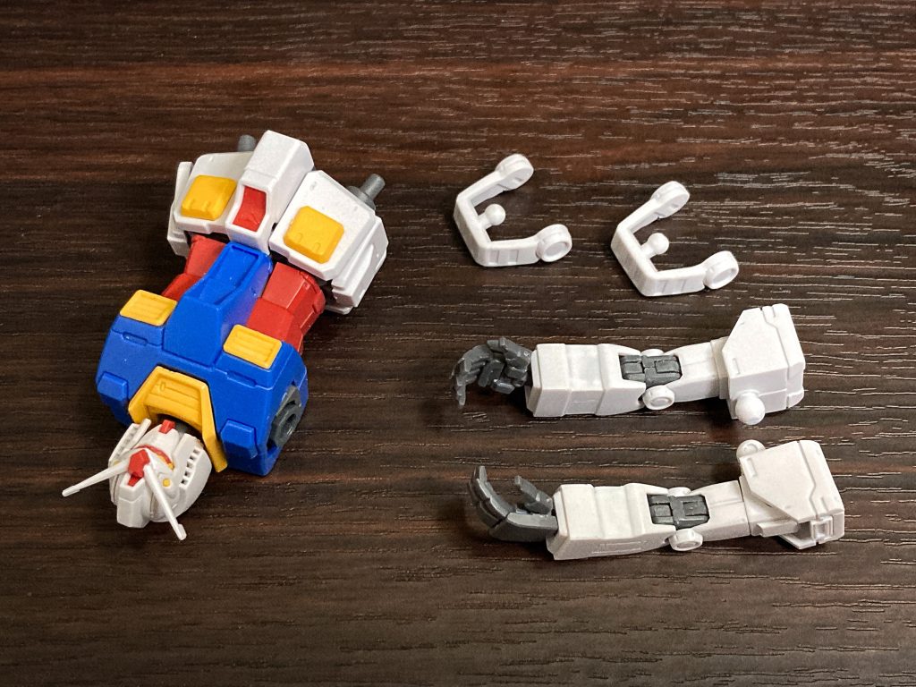 腕はヤスったりプラ板貼ったりで段差形状を再現してみた。