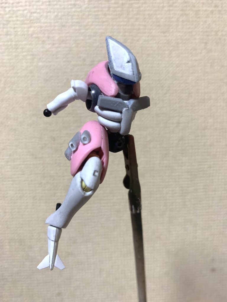 「HGBF ガンダム・ジ・エンド」付属のイッカクと「HGAGE ファルシア」をベースに、各種ジャンクパーツとプラ板で。両腕はエポパテによる形状出しで新造しました。…細かい作業で自分が「老眼」になった事を実感してしまったのが地道にショックでした😓