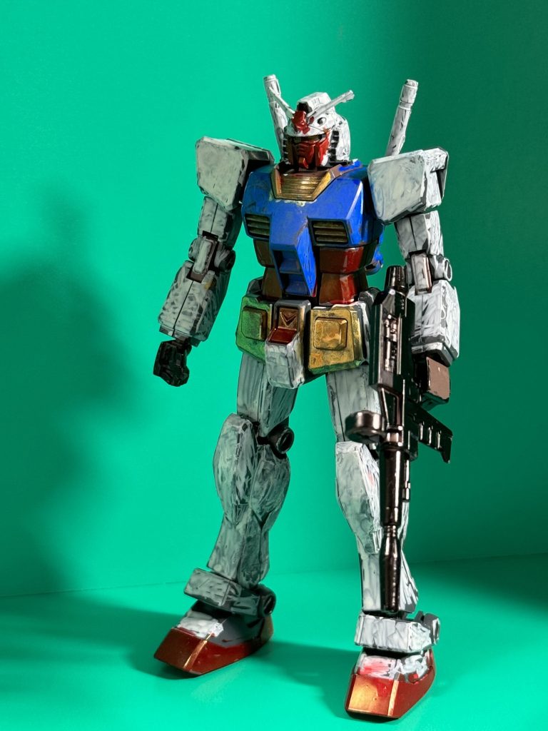 色も塗りたい！ってことで、ガンダムマーカーで好きなように塗りなとだけ伝えたら、かなり上手く塗り分けてました。（どんなカラーリングにするかと思いきや…まさかのガンダムカラー。本人曰く、見本の色が良かったから合わせたかったらしいです。）