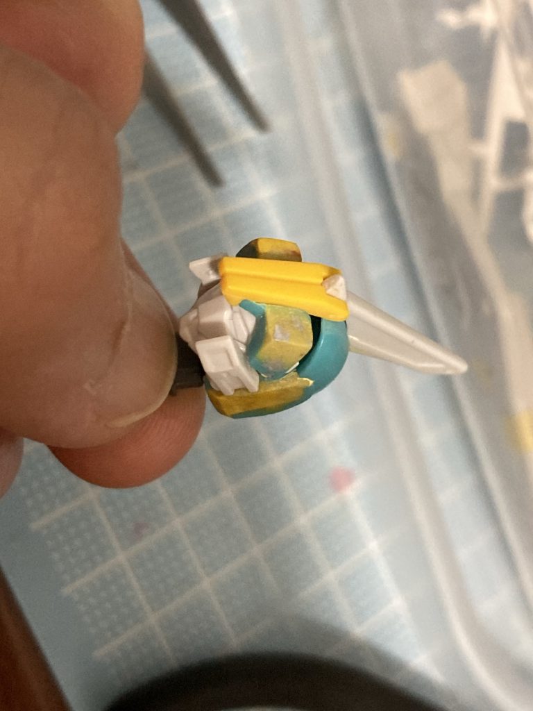 バイザーの内部がめっちゃしっかり造形してあるので隠れちゃうの勿体ないと思ったんですよ。モールド深いから色分けもし易い