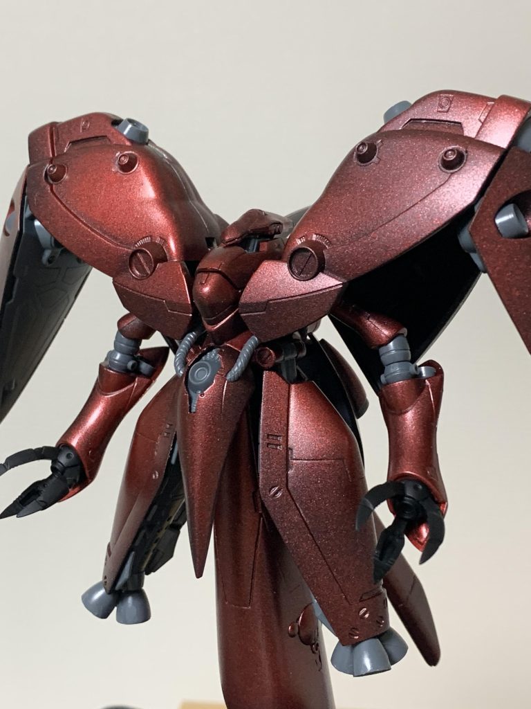 メタルレッドの塗装は下地の黒が透けて残るくらいで吹いております。