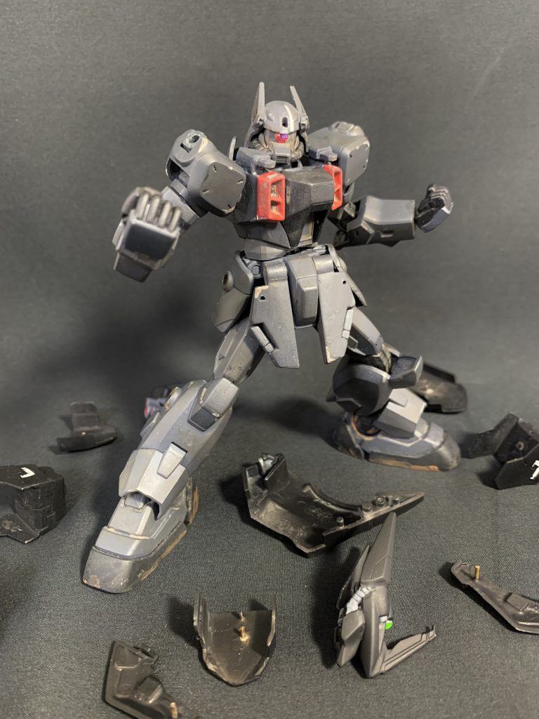 アーマーパージ!レヴィーヤの本当の姿。まるで正体を隠すかのように黒く厚い装甲で覆われたその本当の姿は、傷ついたザクファントムのカスタム機だった。中身のザクファントムカスタムには全身にウェザリングを施しています。