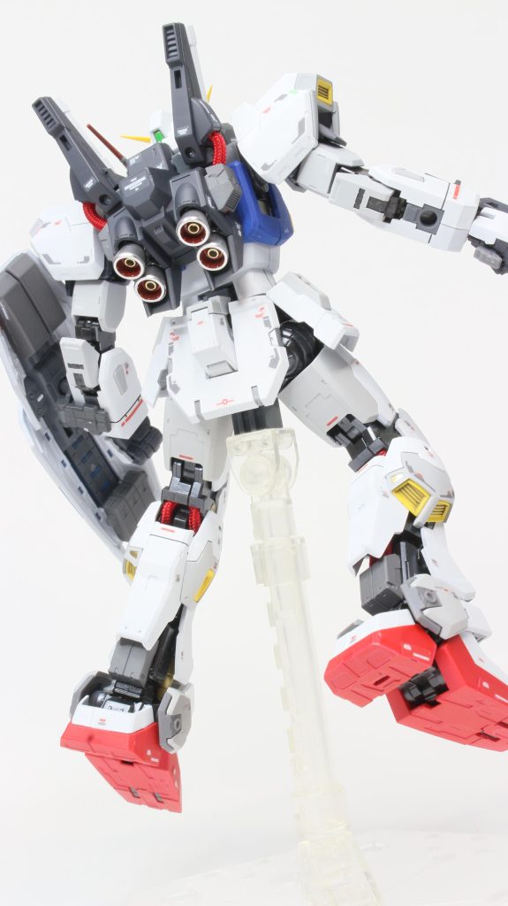 背後に見えるメッシュパーツはキット付属がグレーなので新規に赤いメッシュパーツを用意して付け替えました。