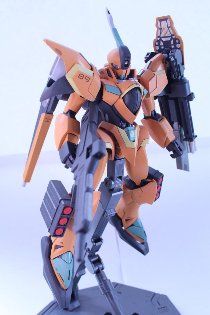 　リグ・シャッコーといえば一本角。ということで，まずは角を改造しました。ビームストリングス発射口も再現しています。ただし，角の基部は設定から変更して，モノアイカメラを付けています。　あとシャッコーの特徴の一つは，足と足首の一体構造だと思います。このデザインは斬新でかっこいいと思っていたのですが，設定上のリグ・シャッコーでは通常の足の構造なんですよね。そこで，あえて一体構造は変えずに装甲のみを別パーツ化しました。